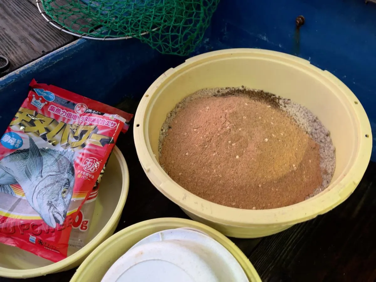 ベースの“おから”に、配合餌を混ぜる　©釣りビジョン