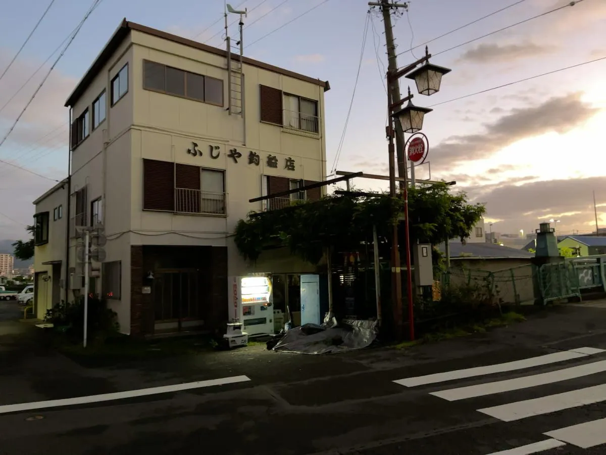 駐車場所へは店舗脇の道を入る　©釣りビジョン
