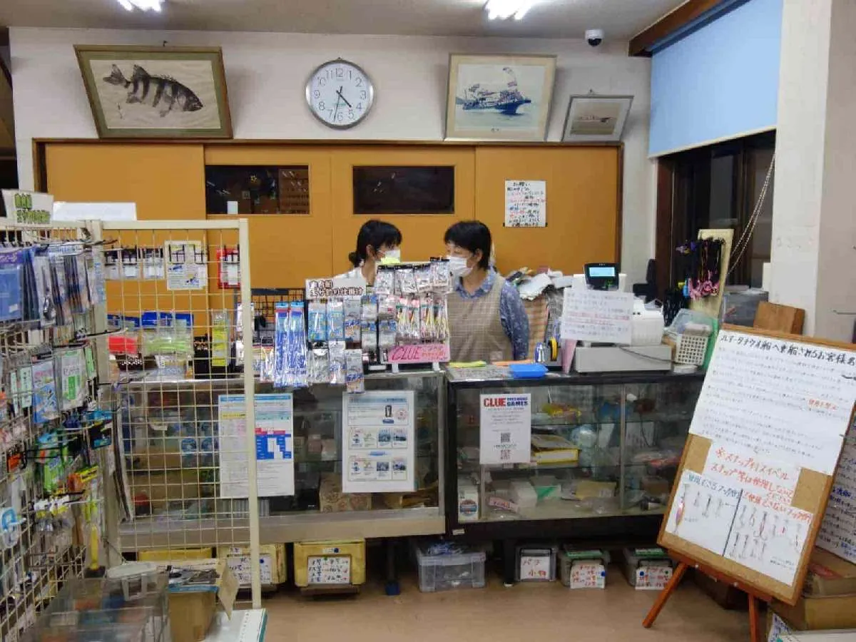 受け付けで必要なものを受け取る。©釣りビジョン