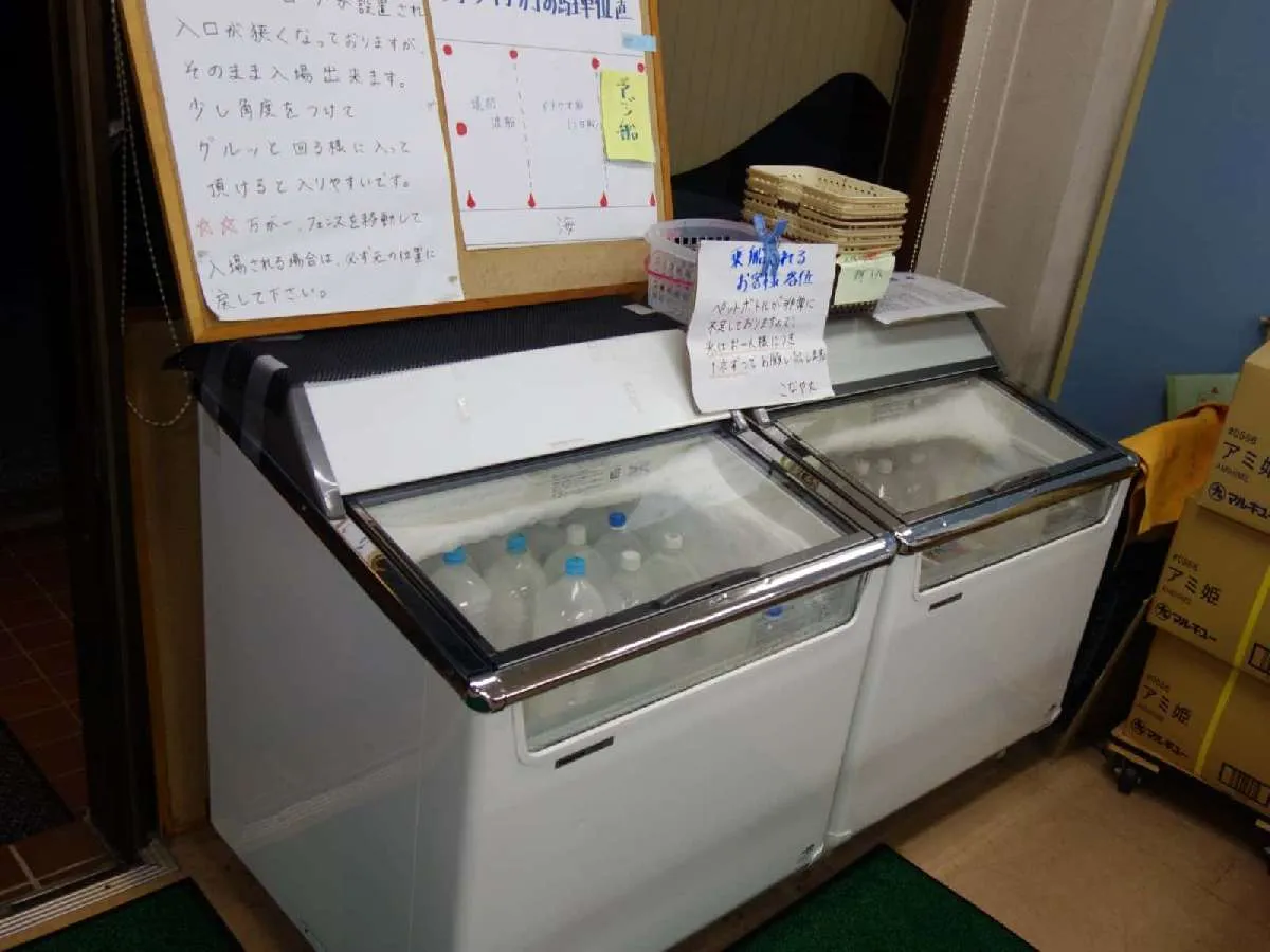ペットボトル氷を受け取る。©釣りビジョン