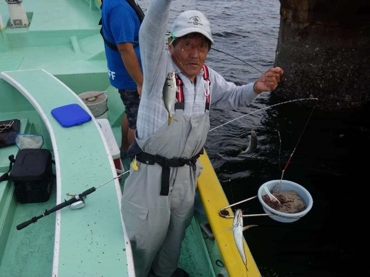 3点掛け。食べ頃サイズの“黄金アジ”だ。©釣りビジョン