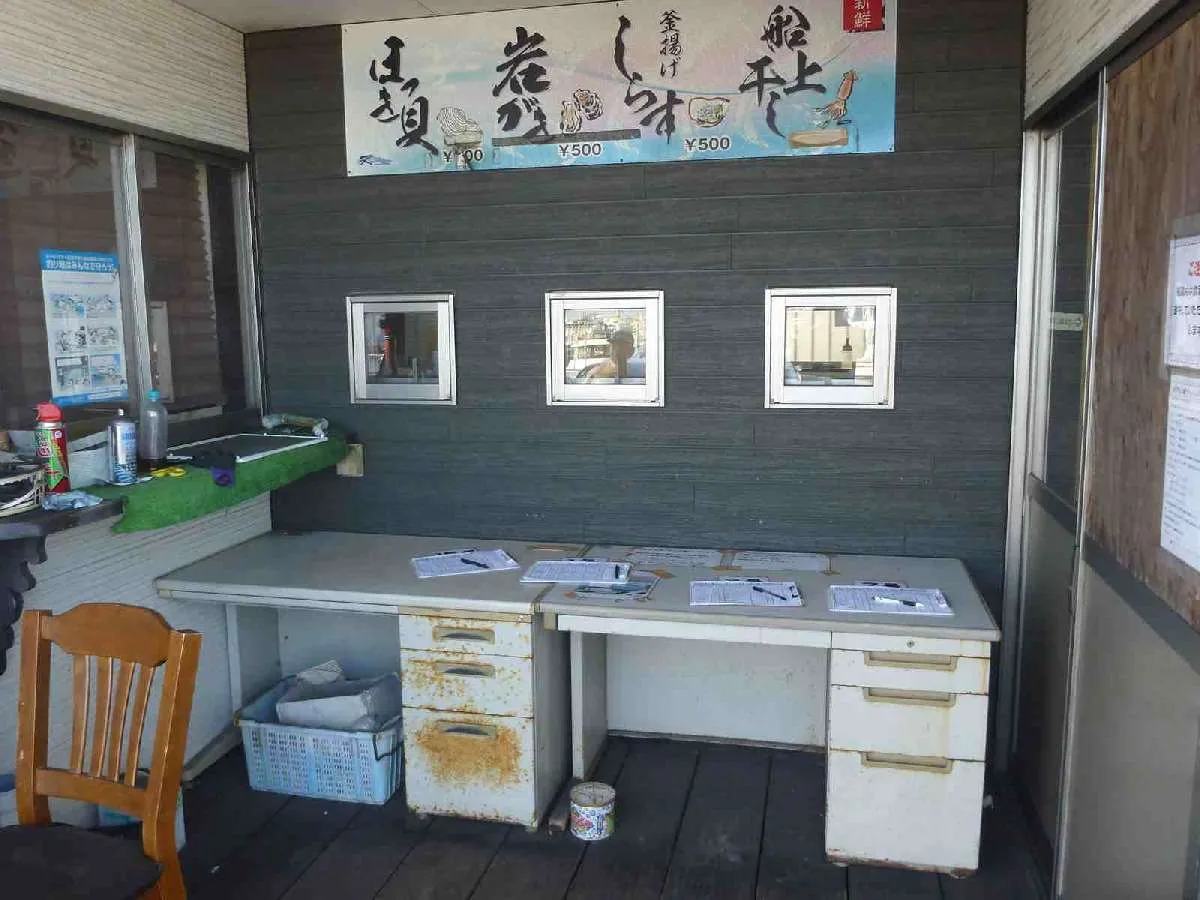 乗船名簿は受け付けの向かって右側。©釣りビジョン
