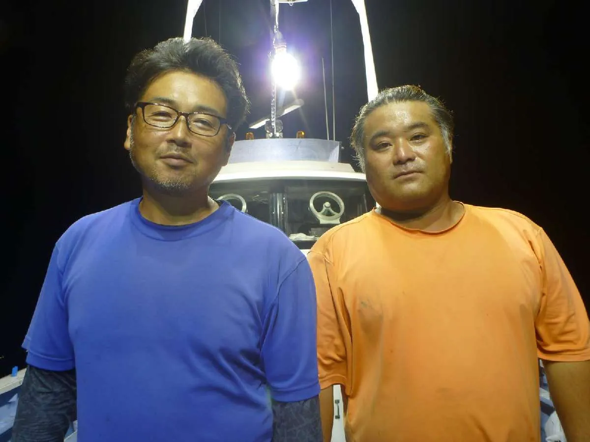 椎木誠船長（左）と、上乗り・荒原敬之さん（右）©釣りビジョン
