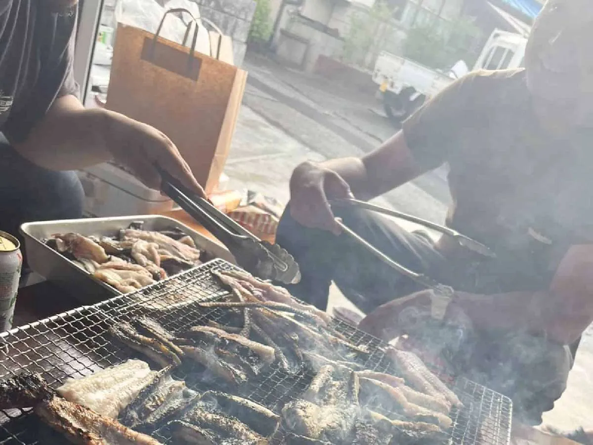 地元で捕れた天然ウナギ！何十匹いただろうか？天然ウナギの食べ放題とは贅沢の極み。友よ、ありがとう！©釣りビジョン