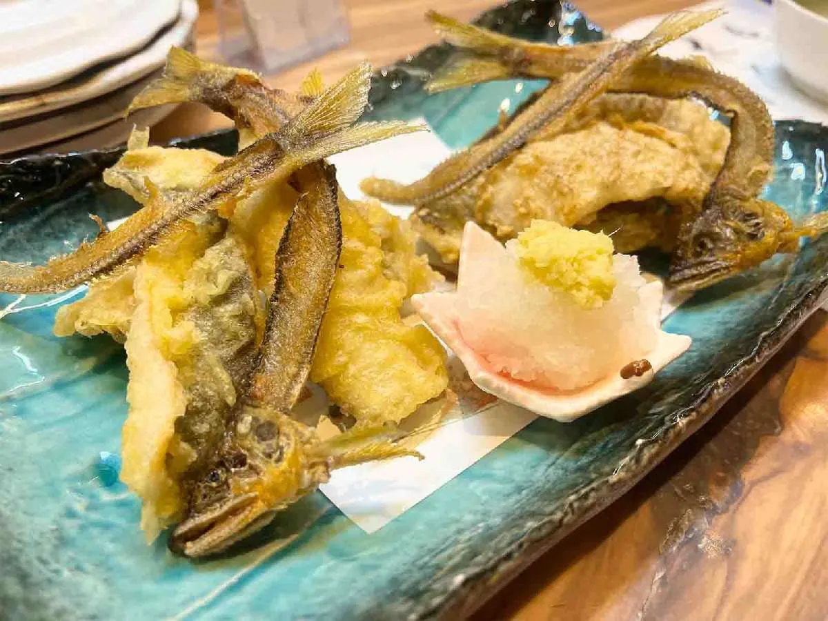 天ぷらは胡麻衣のものも。骨せんべいは無限に食べれる