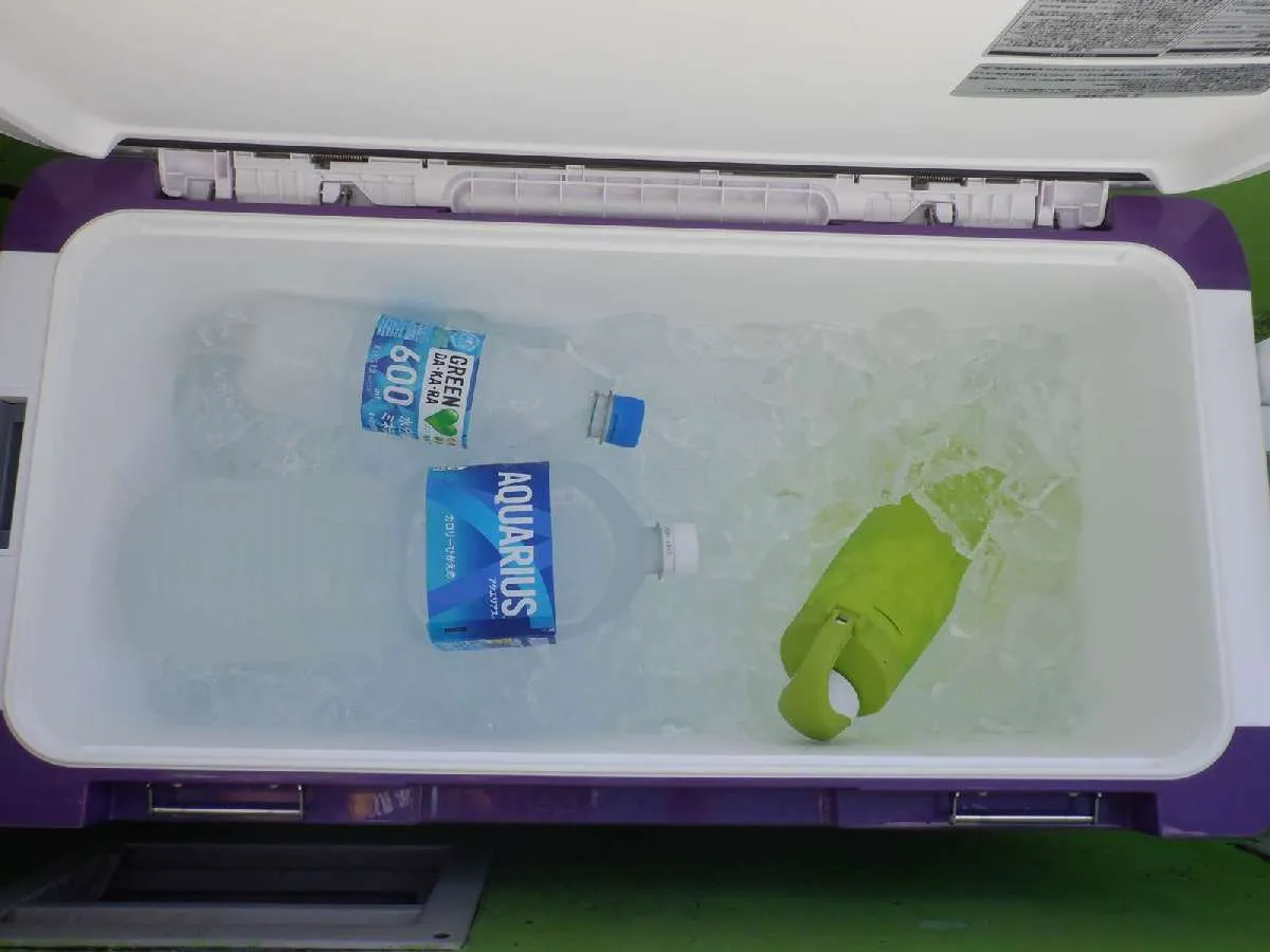 クーラーにはたっぷりの飲み物を入れて(大事)！©釣りビジョン