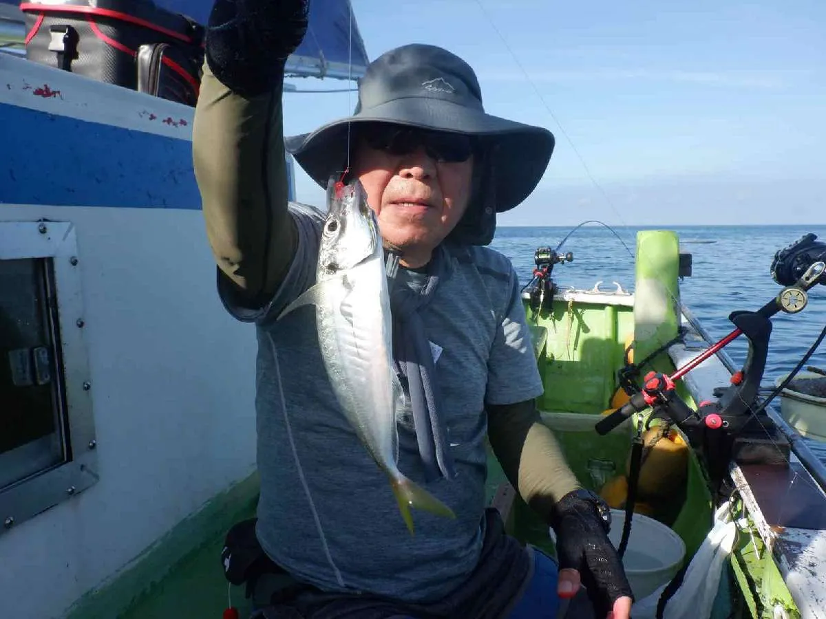 開始早々左舷大ドモで“中アジ”が釣れた！©釣りビジョン