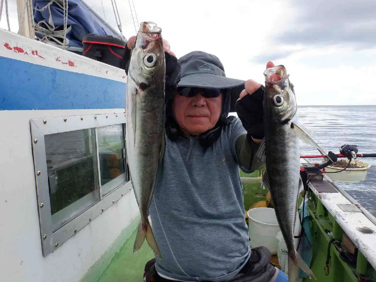 高活性時には“大アジ”のダブルも！「やったね！」©釣りビジョン
