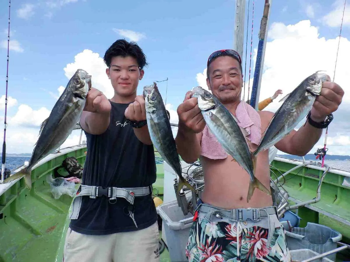 親子でアジ釣りに挑戦！ナイスなアジ！©釣りビジョン