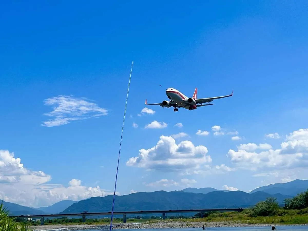 竿の真上を飛行機が通過していく様は圧巻だ！これが見たぁかった〜©釣りビジョン