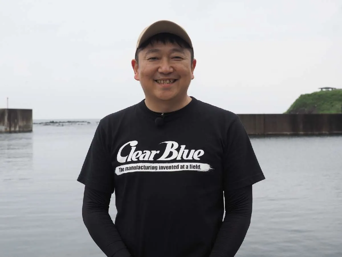 アングラーの本岡利將さん。広島県出身で現在は奄美大島に拠点を移し、製品開発をしながら全国各地を飛び回る生活を送っている。©釣りビジョン