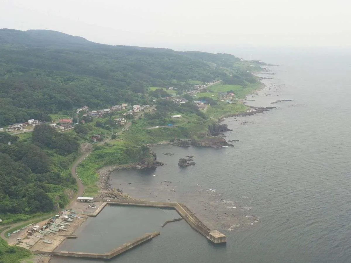 今回のフィールドは青森県深浦町。普段通りなら青く透き通った海であるはずだが…。©釣りビジョン