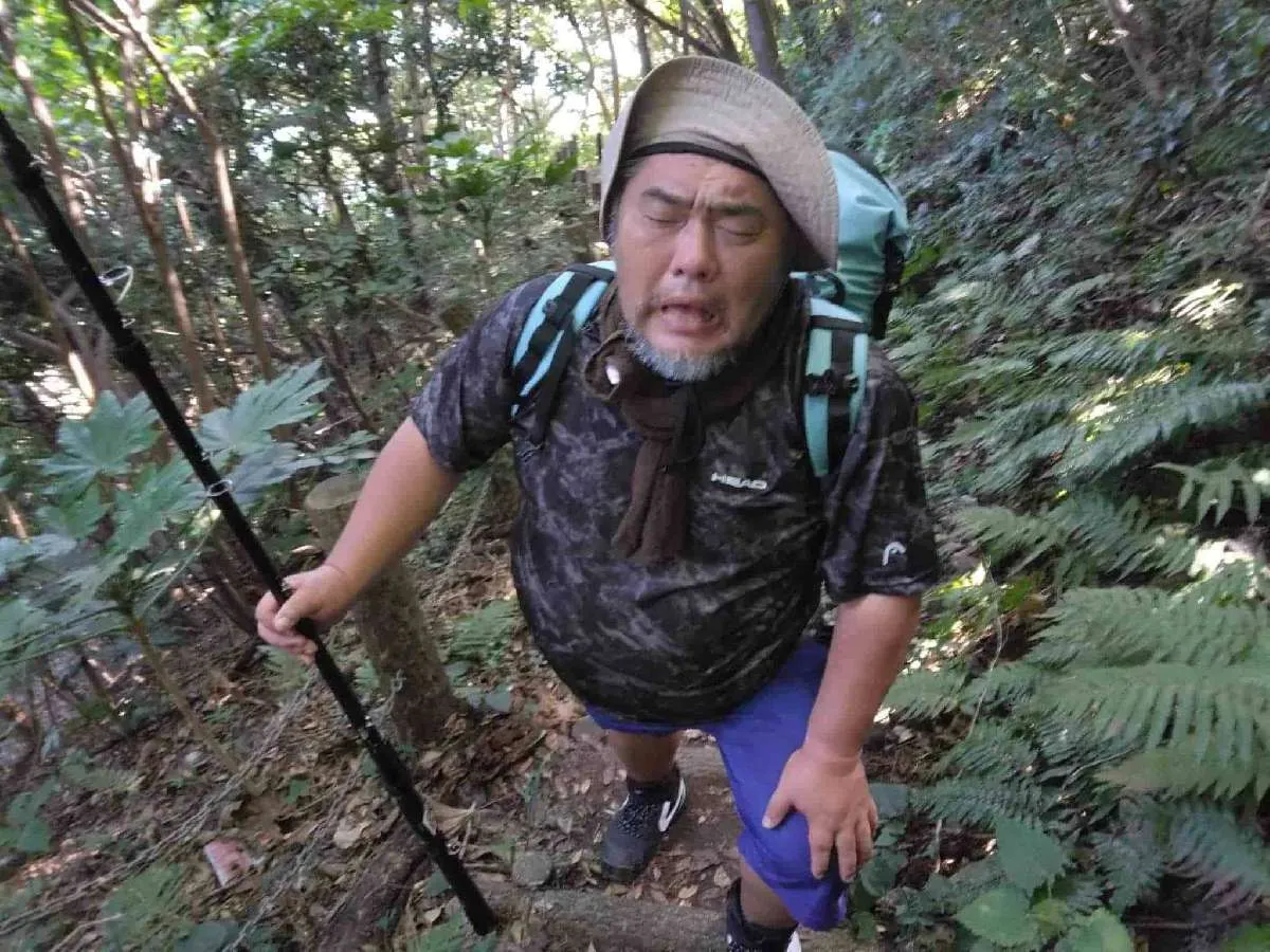 磯から上がる390段の階段を上り中。120㎏の体重を持つ俺には、かなりの苦行だった…。©釣りビジョン　写真：横沢鉄平