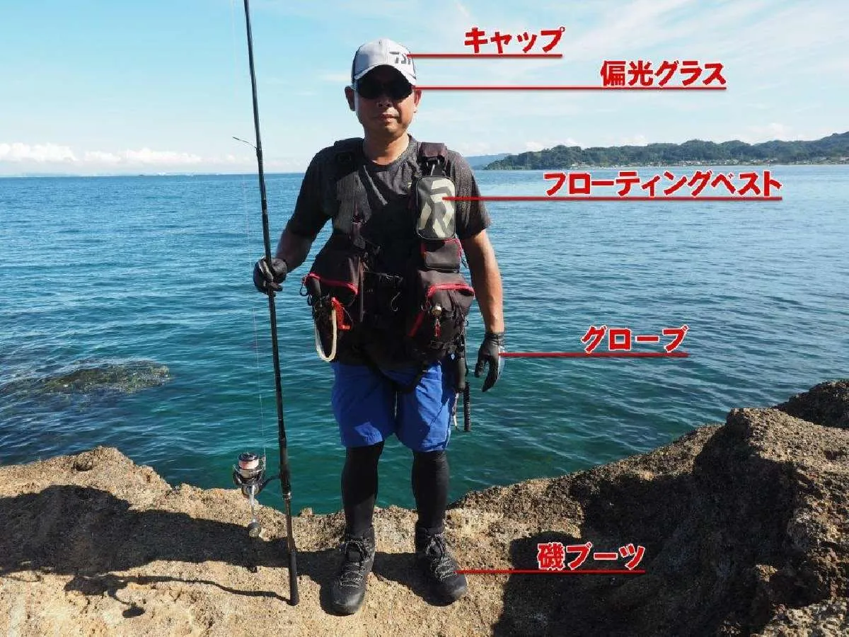 <b>【ショアジギのいでたち】</b>磯では膨張式ではない浮力体式のフローティングベストが推奨される。もし落水した場合、膨張式だと磯に接触した場合、穴が開く危険性が高いからだ。それから、スパイク底の磯ブーツもマスト。グローブ、キャップ、ヘンコーグラスも安全対策になる。©釣りビジョン　写真：横沢鉄平