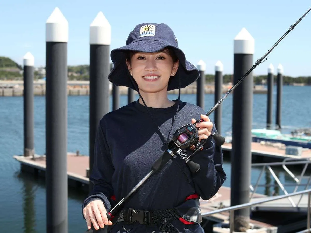 2022年にクールアングラーズアワードを受賞した前田敦子さん。今回はタチウオ釣りに挑戦！©釣りビジョン