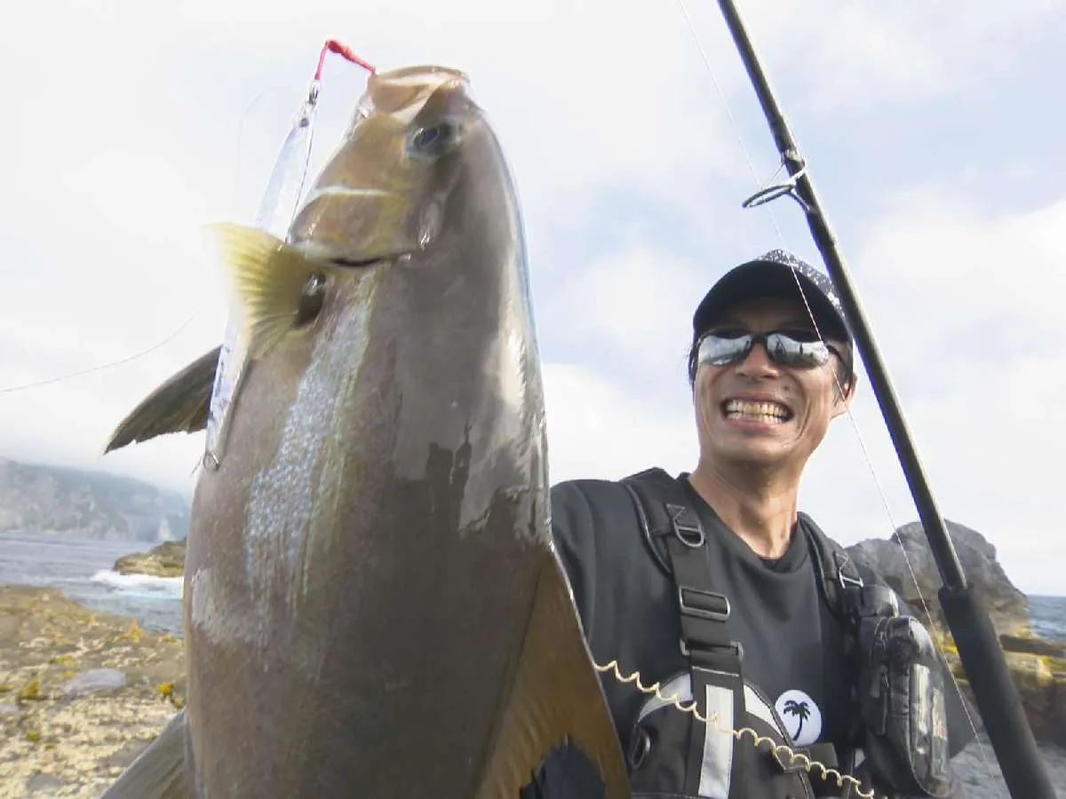 伊豆諸島神津島でキャッチした良型ヒレナガカンパチ。ボトムからの高速巻きで反応してきた。©釣りビジョン