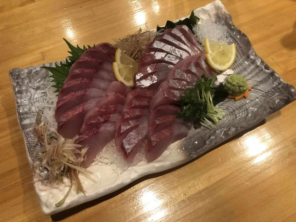 カンパチの刺身。あっさりとしていて食べても非常に美味しく、コリコリとした食感を楽しめる。©釣りビジョン
