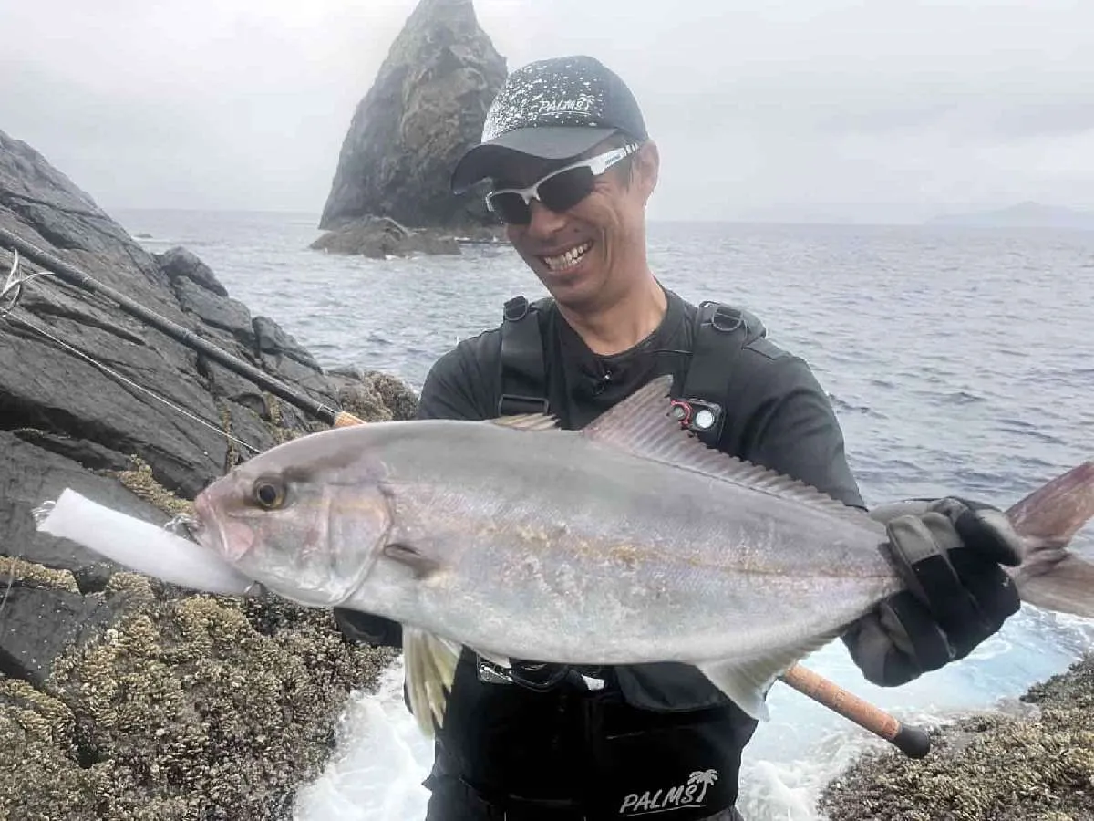釣り人の間で本カンパチと呼ばれる一般的なカンパチ。ブリやヒラマサと比べて体高があり、トルクフルなファイトは多くの釣り人を魅了する。©釣りビジョン