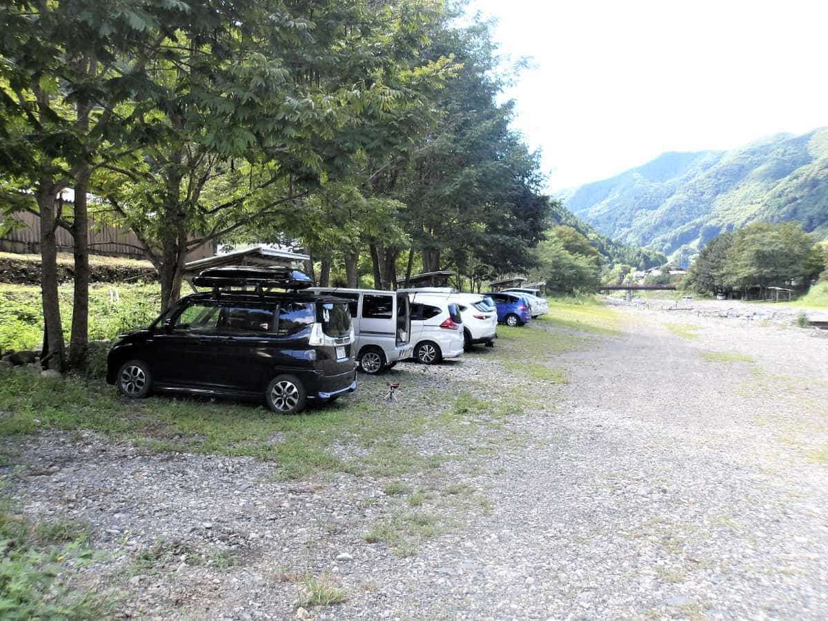 河原は広く、足場も良い。車は釣り場すぐ脇にとめられる。©釣りビジョン
