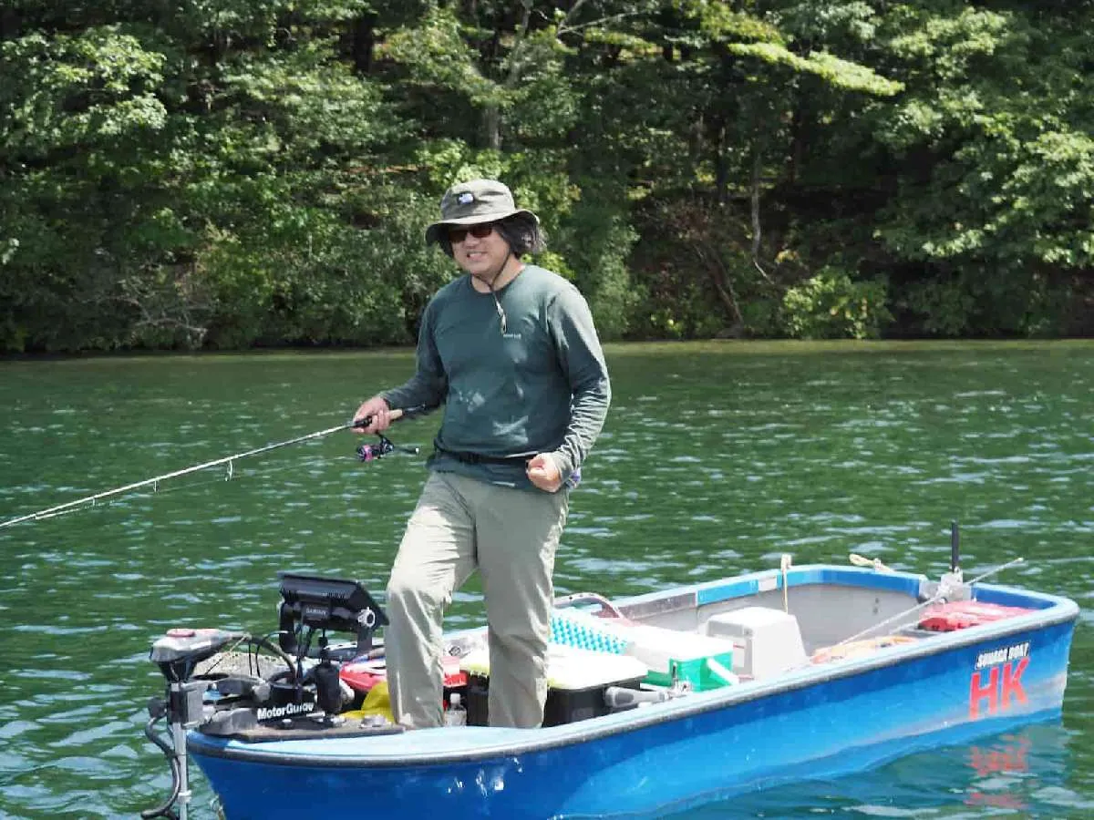 逃した魚は推定50cm、2kgクラス…（釣ってない魚のサイズを公言するのは法律で禁止したほうがいいと思う）。バラした直後っぽく悔しがってみた。演技力はない。　©横沢鉄平