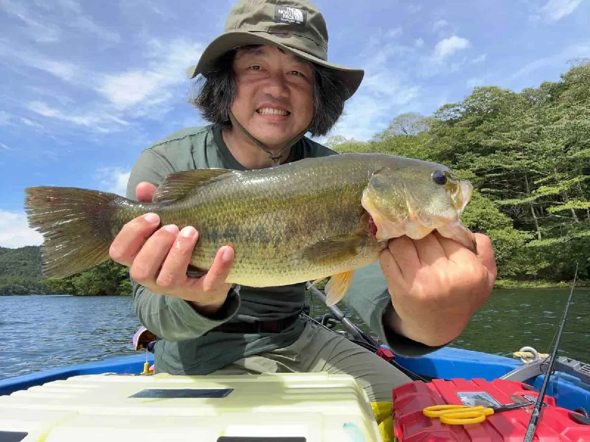 よっしゃ！ バラした魚よりは小さいが、なかなか太った40アップだ。　©望月俊典