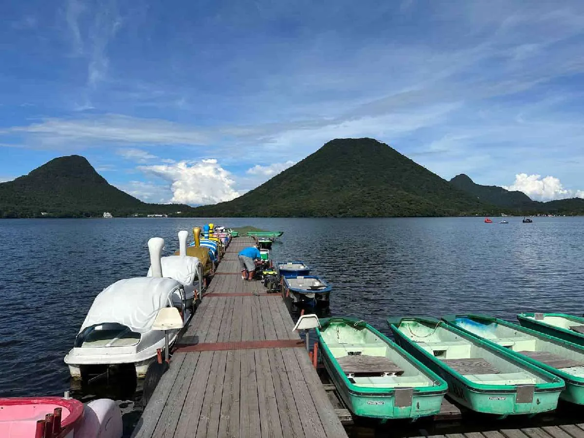 水月榛名観光ボートの桟橋から望む榛名湖と榛名山。　©望月俊典