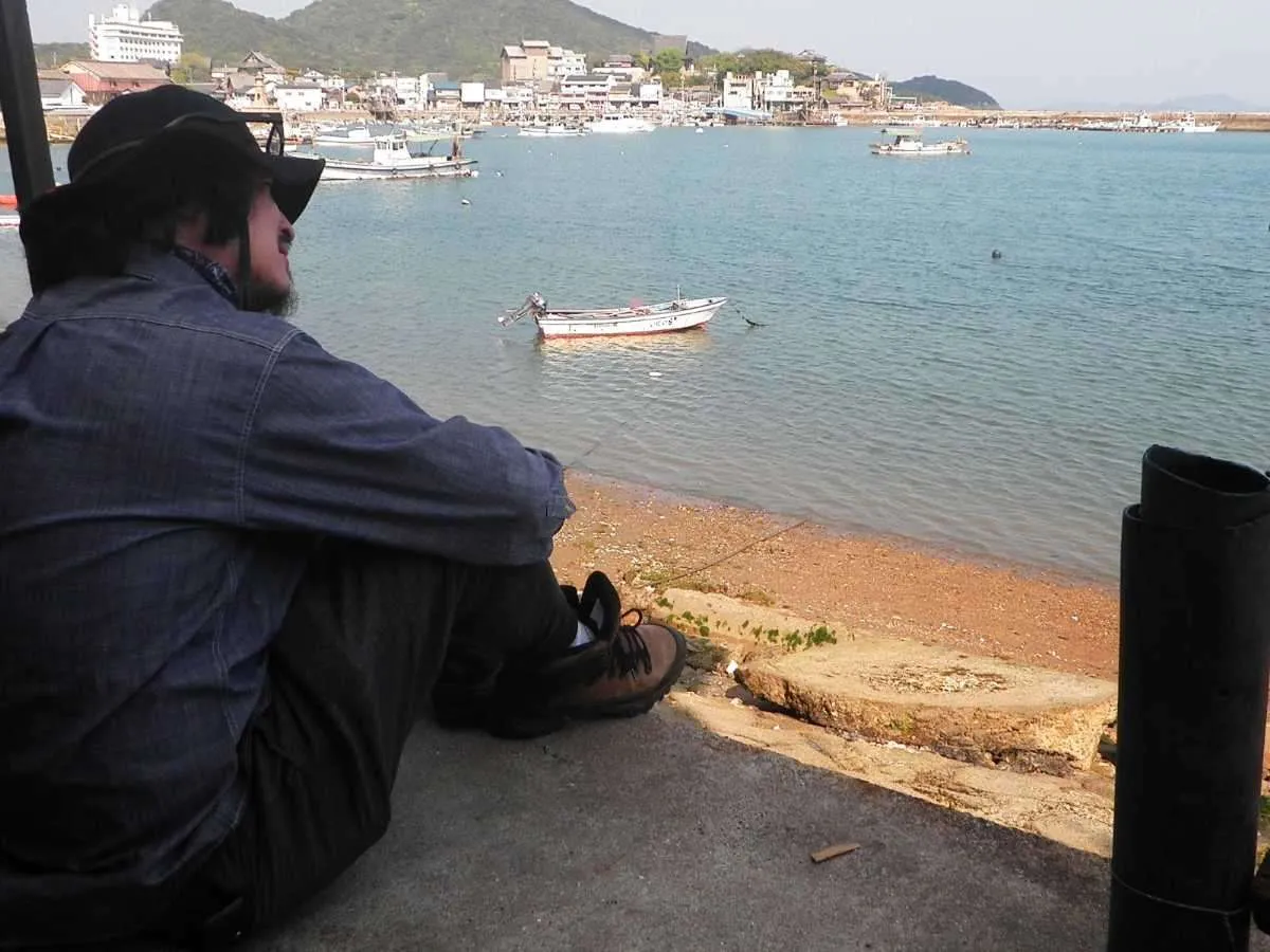 土間を抜けた先にある、鞆の浦を一望できる裏庭。©釣りビジョン