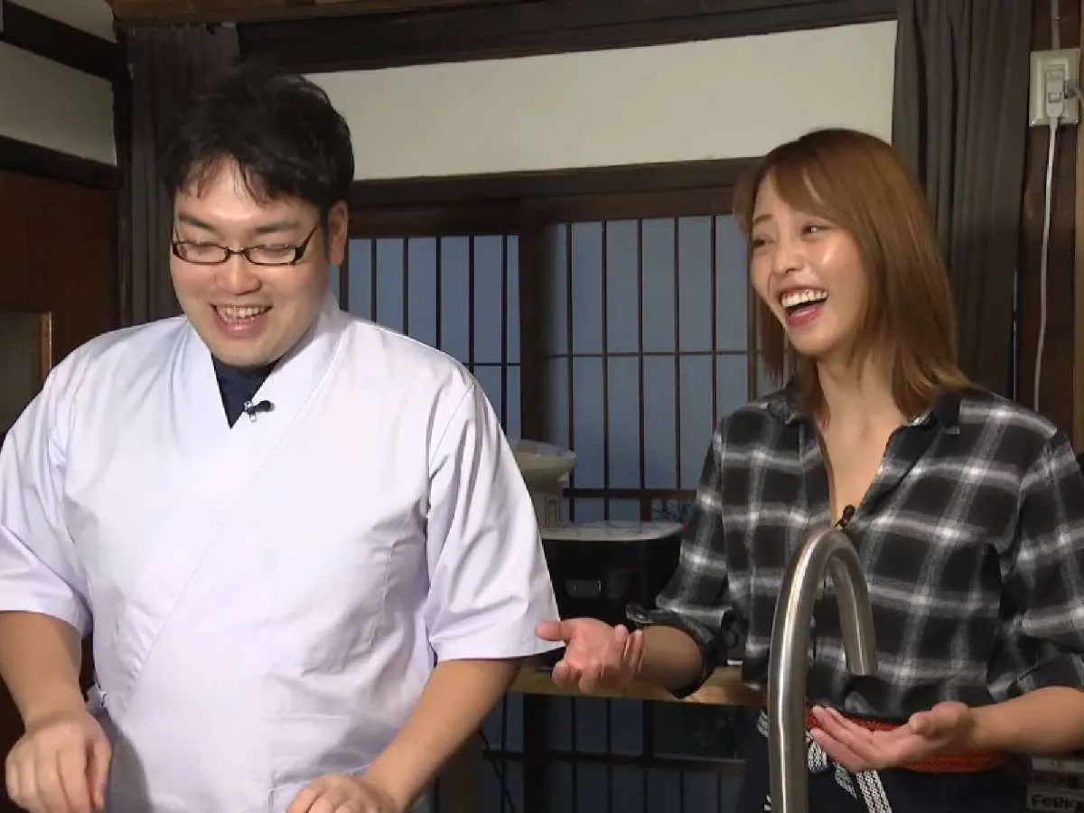 ”野食ハンター”茸本朗と、”干物グラドル”吉野七宝実。©釣りビジョン