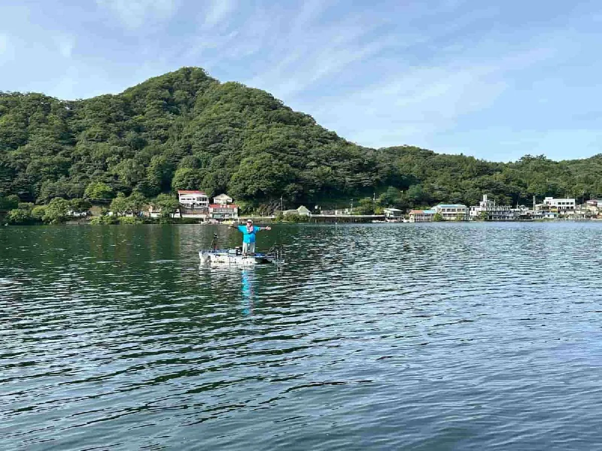 モッチーに撮影してもらった、湖のど真ん中的イメージ。ちょっと岸寄りかな？©望月俊典