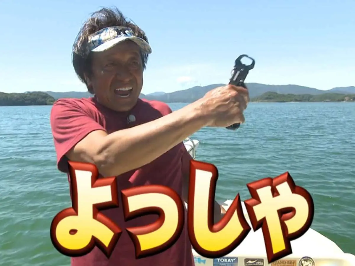 やっとの思いで手にしたファーストフィッシュに村田も喜びを隠せない！©釣りビジョン