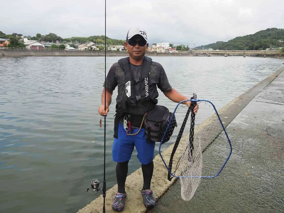 【チニングのいでたち】磯の釣りなどに比べると比較的軽装だが、安全面を考えて偏光グラス（日中のみ）、キャップ、ライフジャケットは必須。ランディングツールとして、ランディングネットとフィッシュグリップは欲しいところだ。移動する展開が多いのでタックルは1本に絞りたい。　©釣りビジョン　写真：横沢鉄平