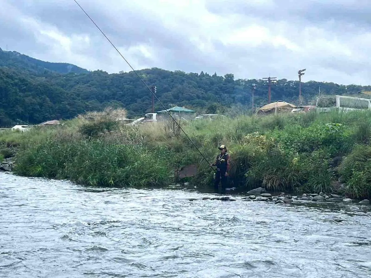 左岸のヘチを丁寧に探っていくと連チャンも！　©釣りビジョン