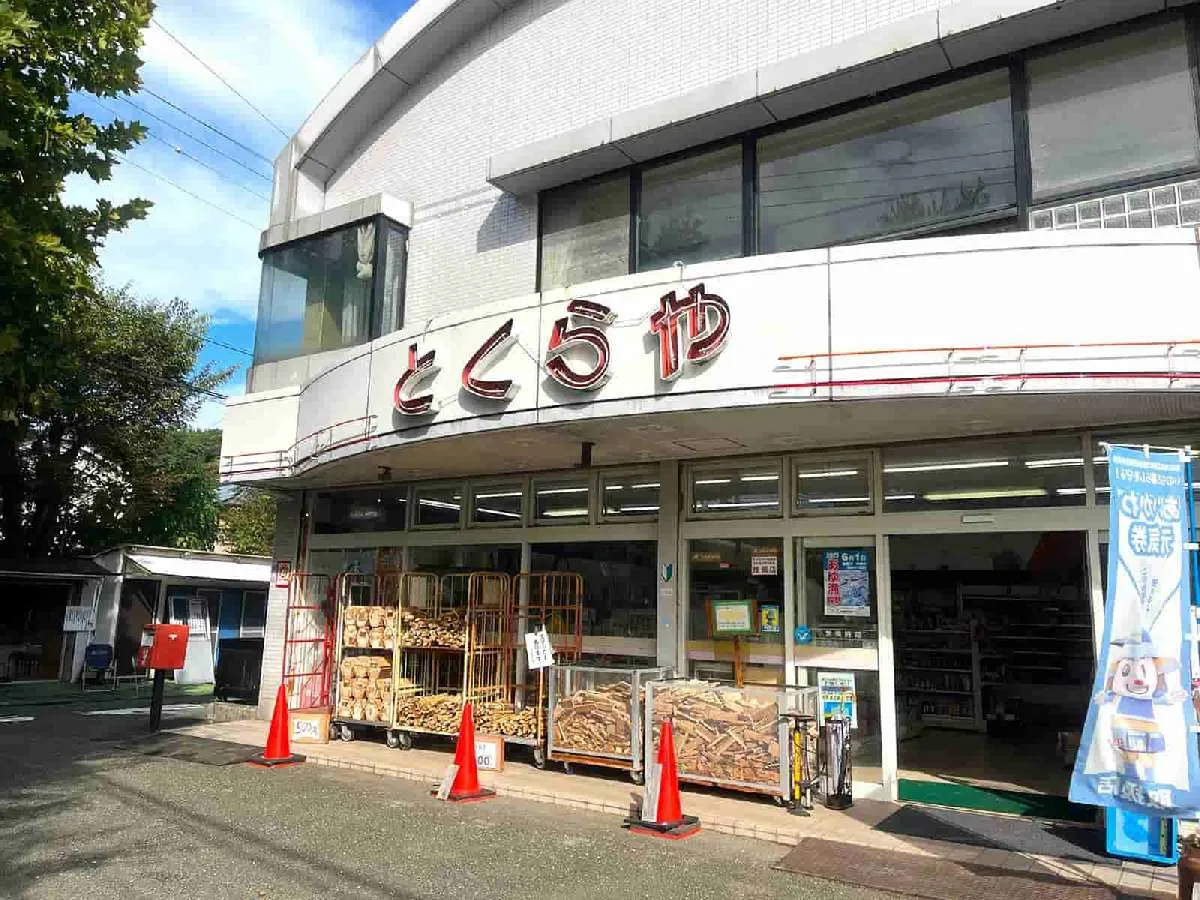 オトリ屋さんでは元気なお母さんが迎えてくれる！キャンパーのための薪なども販売している　©釣りビジョン