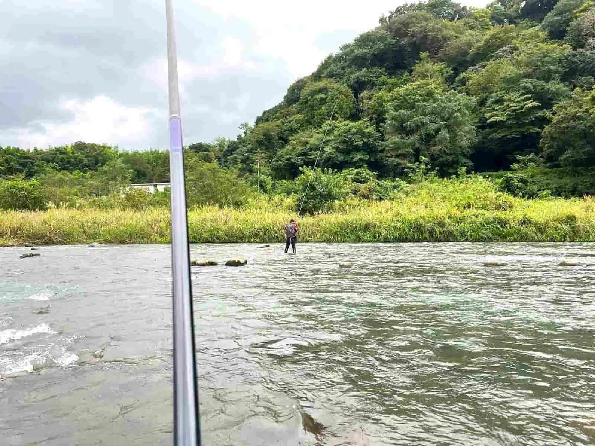 みんな右岸を狙うが、その背中側では意外にも良く掛かる！　©釣りビジョン