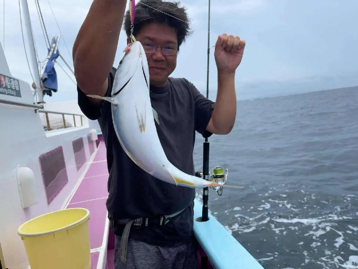 船中1番目の釣果はイナダ（ブリの若魚）。©釣りビジョン
