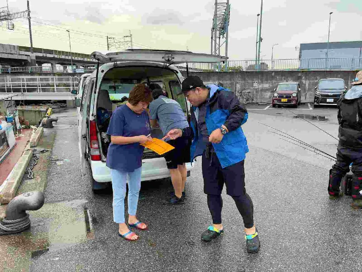 軽ワゴンの受付で乗船名簿を記入。乗船者が揃い次第、予約順に席決め。©釣りビジョン