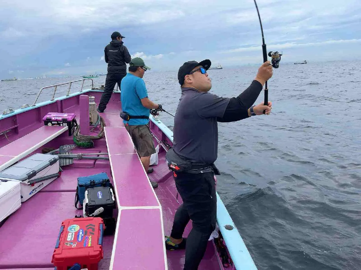 ジグのウエイトを竿に乗せて、釣り座正面にフルキャスト！©釣りビジョン