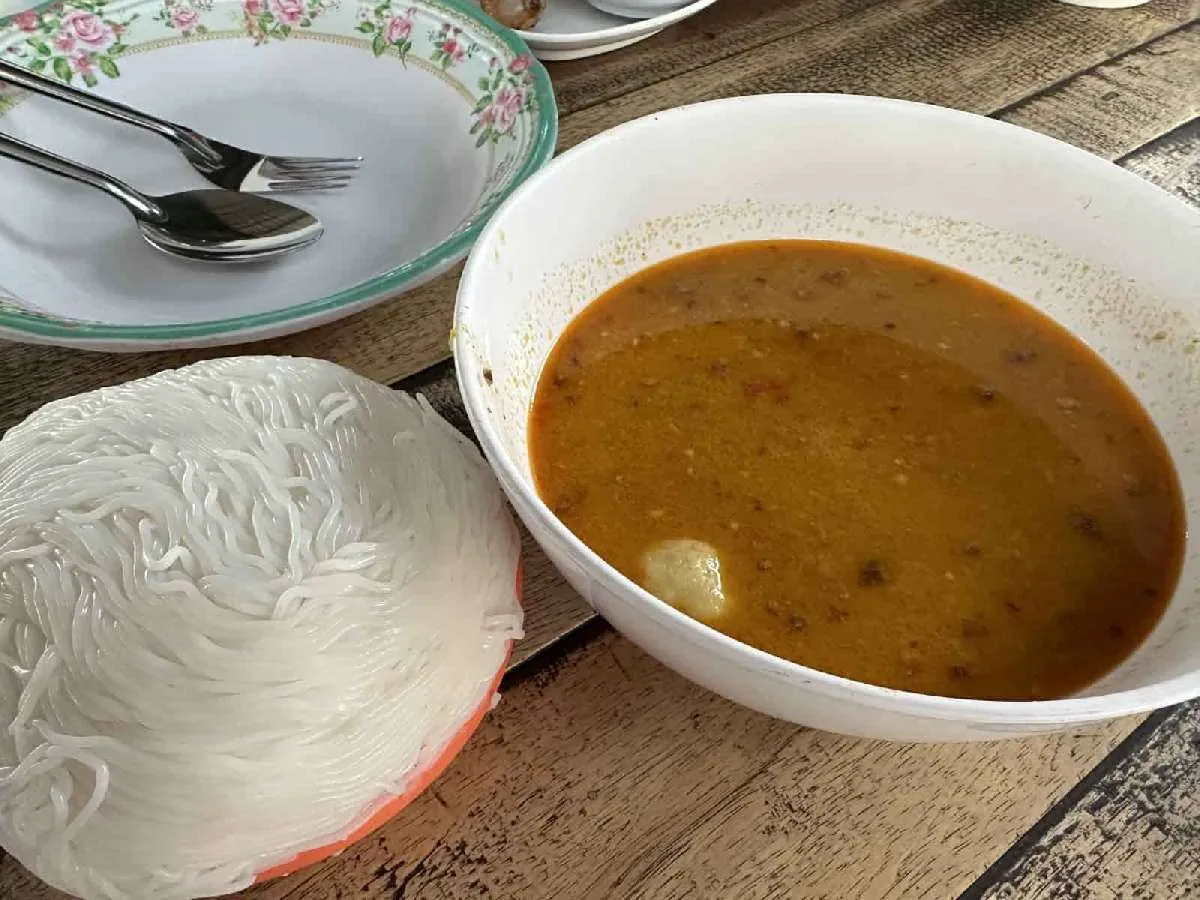 タイ風スープカレーと、一緒に食べるタイ風ソーメン。朝から結構辛かった。©望月俊典