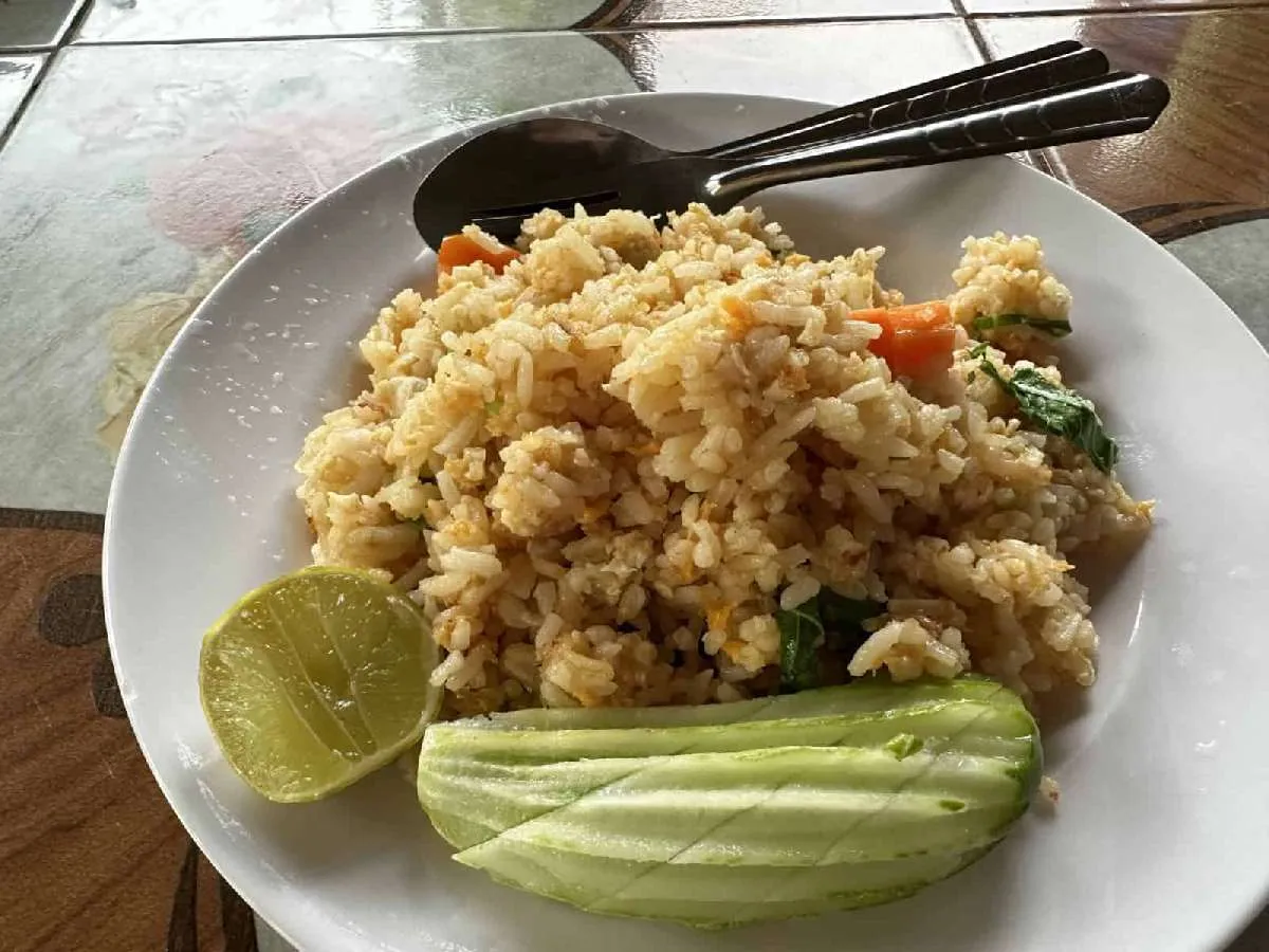 タイ風チャーハンの一種。これもライムとナンプラーなどで味を自分好みに整えて食べる。©望月俊典