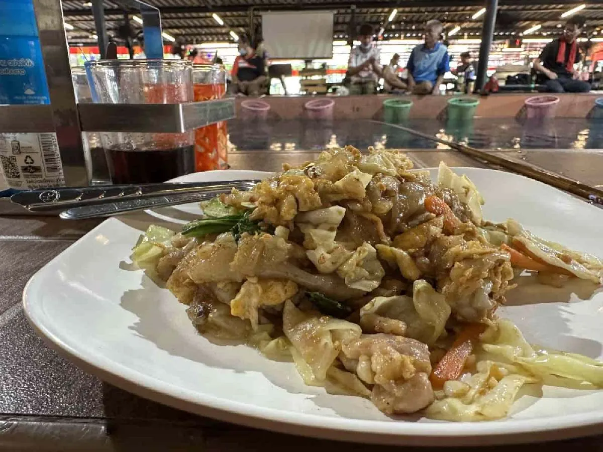 タイ風焼きそば、パッタイ。どこで食べても美味しい。写真はバンコクのエビ釣り堀で釣りをしながら食べたもの。©望月俊典