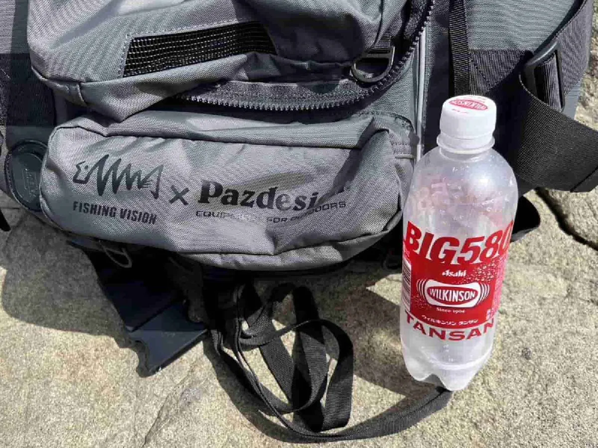 背面下部のポケットにはペットボトルを入れている。670mlのペットボトルまで収納できるそうだ。©釣りビジョン