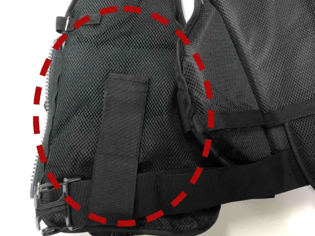前面が”ビーズフロート浮力体”なので、身体へのフィット感に優れ、嵩張らずキャスト時もジャマにならない。©釣りビジョン