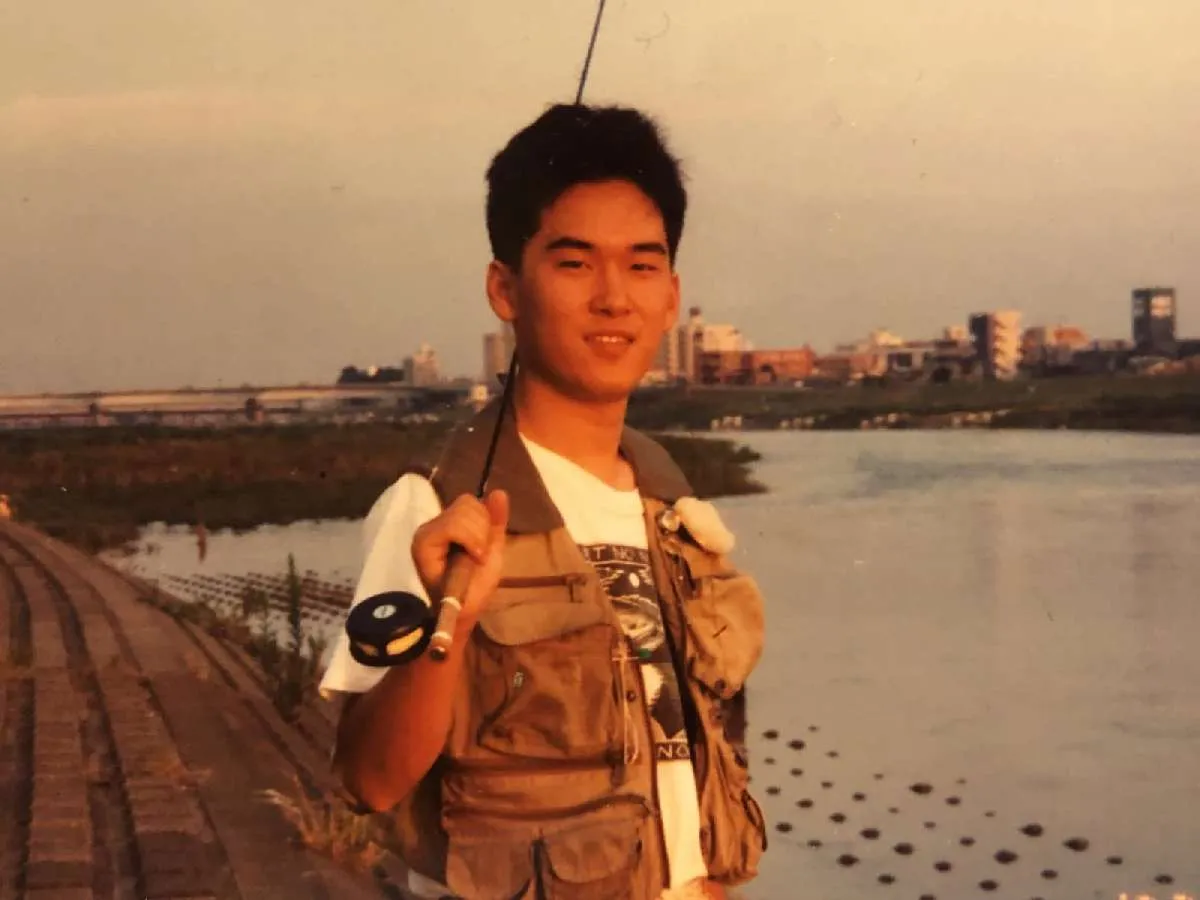 31年前の写真。買ったばかりのフライのタックルを持って、オイカワ釣りを楽しんだ。やっていることが今とあまり変わらない（笑）。　©宮崎紀幸