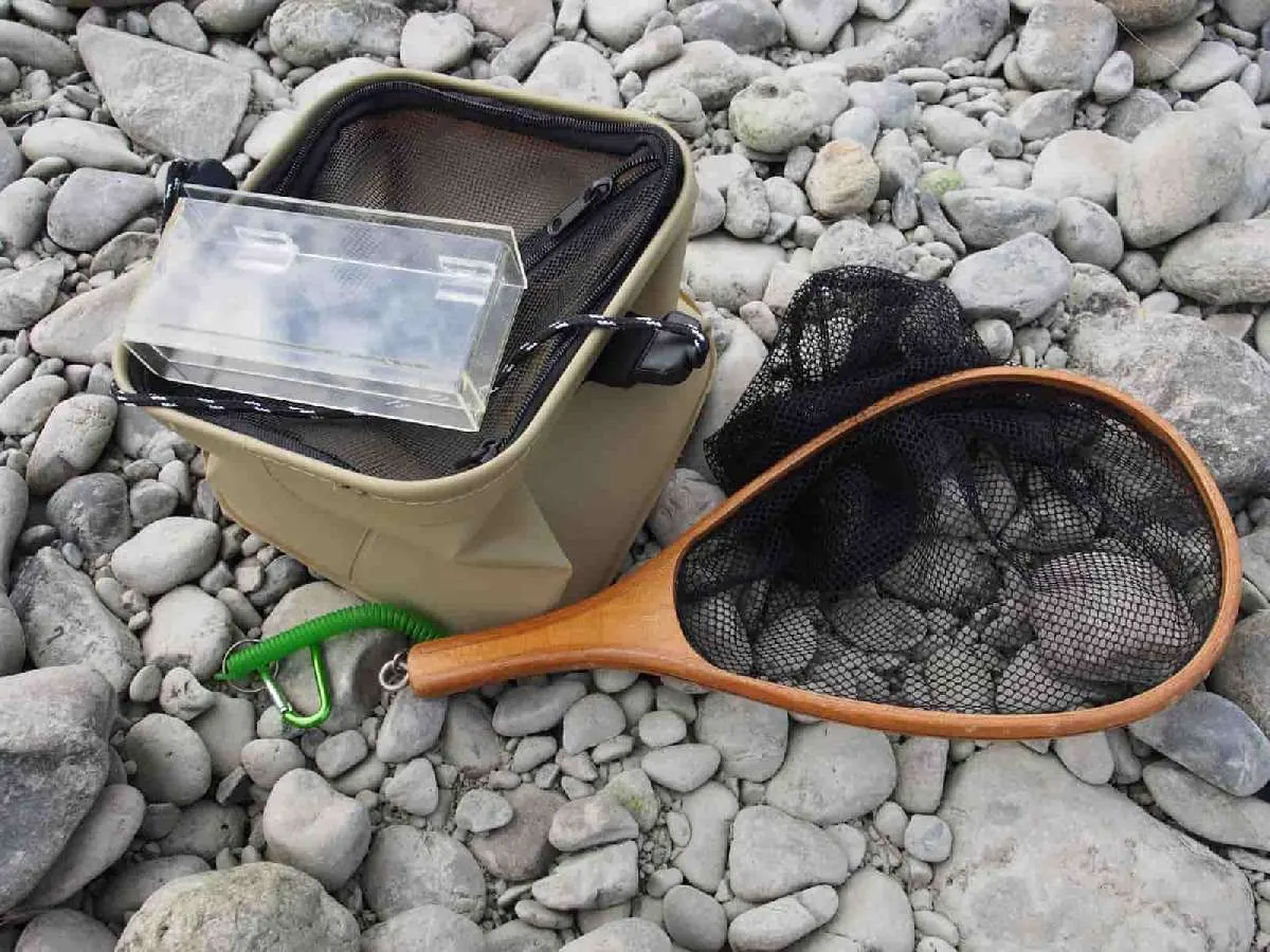 小型でアミ目の細かいランディングネットがあると掛けた魚を逃がさずにすむ。また、釣った魚の写真を撮ったり、観察したりする場合は折りたたみバケツや観察ケースがあると便利だ。　©宮崎紀幸
