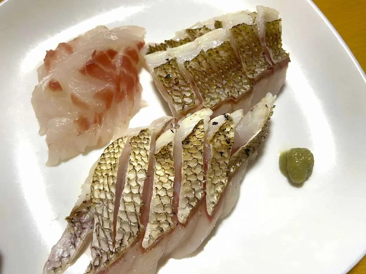 マダイの炙りと刺し身　©釣りビジョン