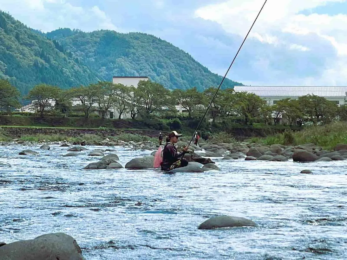 憧れのウィンドパークで竿出し。右岸のヘチに多くのアユが…　©釣りビジョン