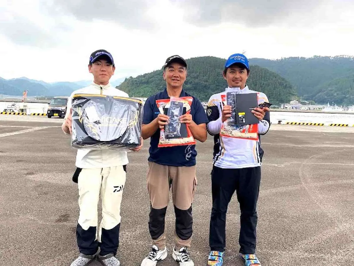 表彰式で並ぶ上位入賞3名。一番右が私。　©釣りビジョン