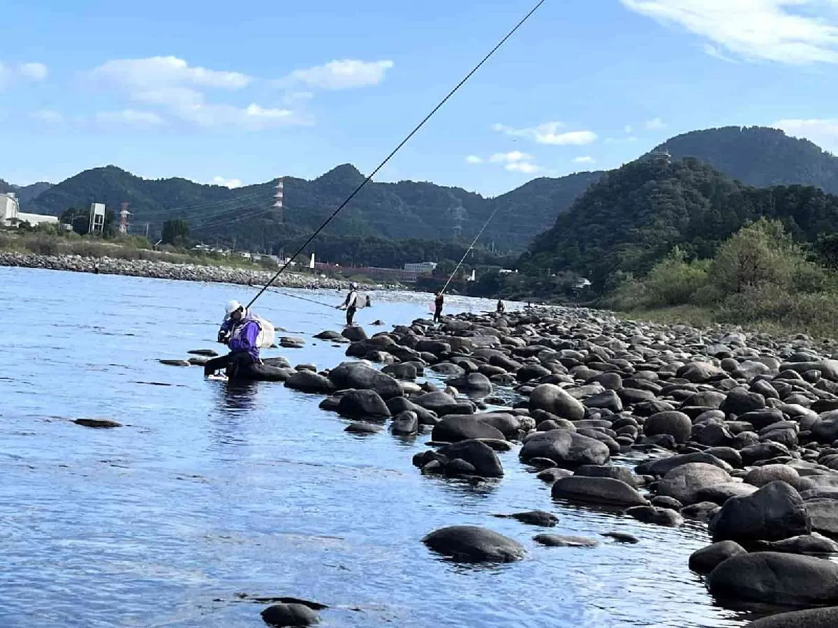 川は竿一本間隔で多くの釣り人が並んだ　©釣りビジョン