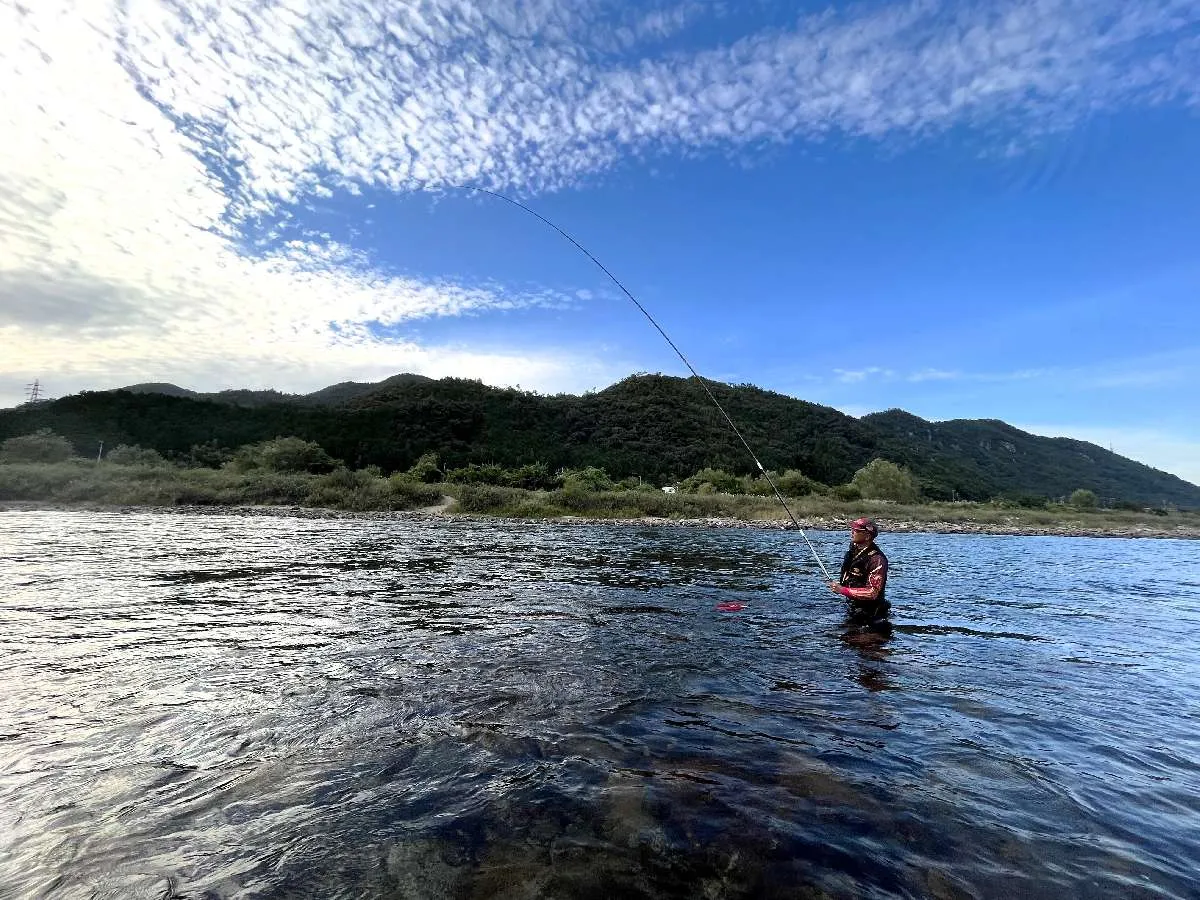 友人は流石！立ち込み入れ掛かりだ～！　©釣りビジョン