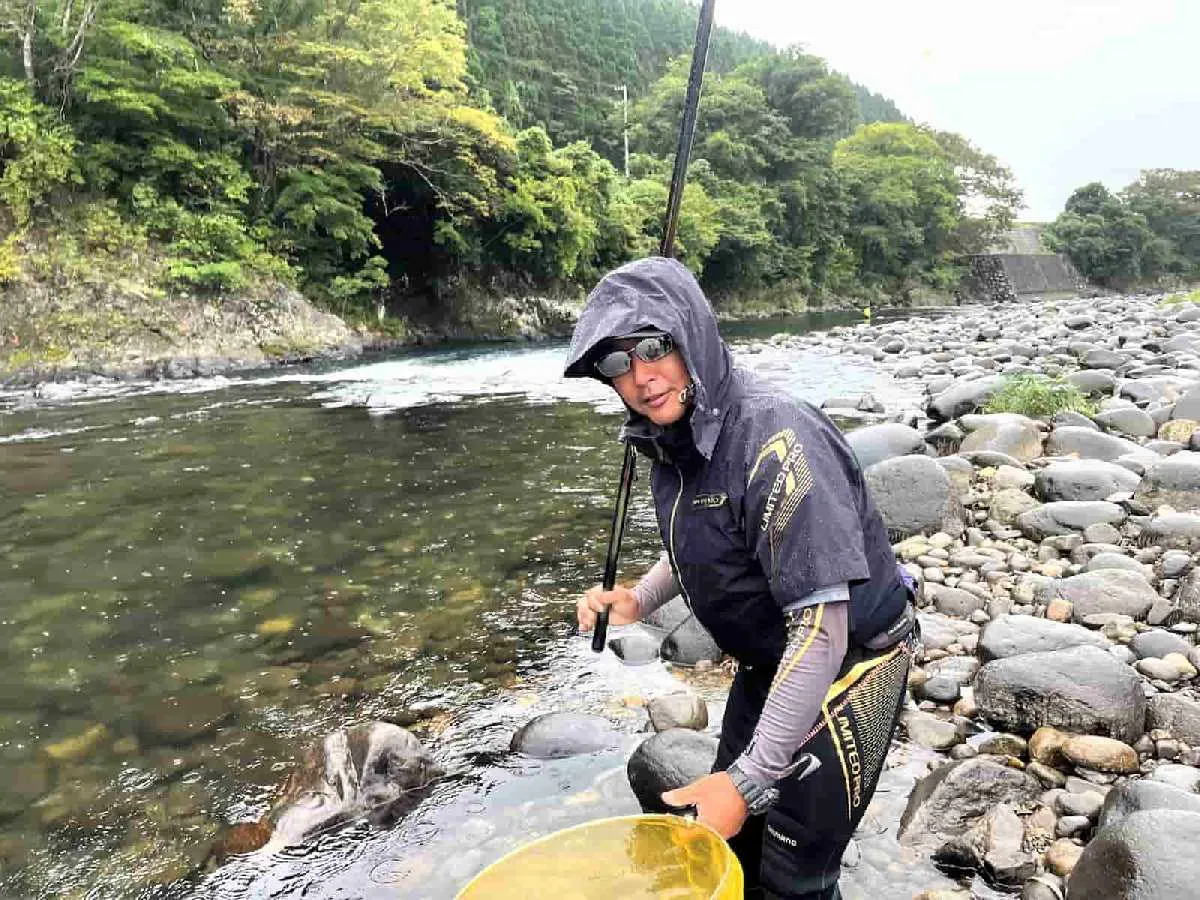 友人も黄色い良いアユを釣り上げた！ドヤ！　©釣りビジョン